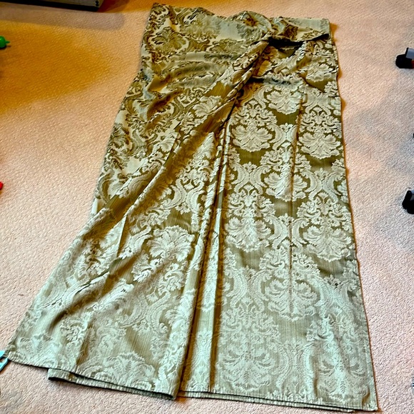 Green damask rectangular tablecloth 133” wide x 141” long - Picture 1 of 2